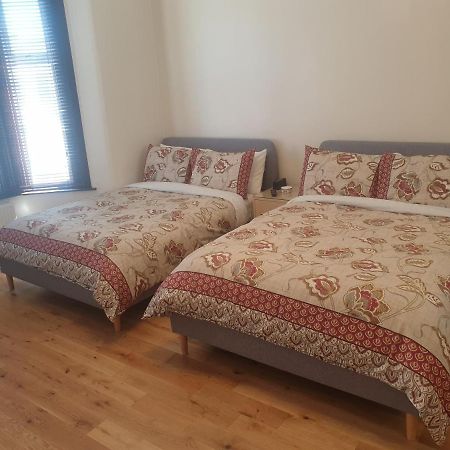 London Luxury 2 Bedroom Flat 5Min Walk From Overground, With Free Wifi, Free Parking-Sleeps X6 Ilford Eksteriør bilde