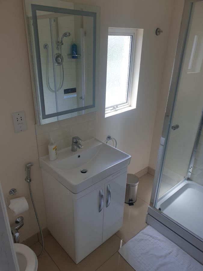 London Luxury 2 Bedroom Flat 5Min Walk From Overground, With Free Wifi, Free Parking-Sleeps X6 Ilford Eksteriør bilde