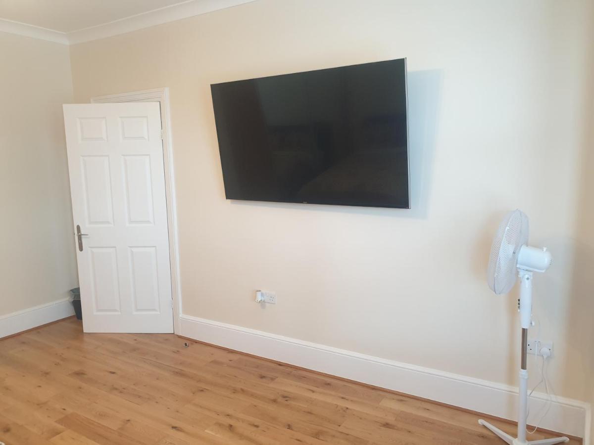 London Luxury 2 Bedroom Flat 5Min Walk From Overground, With Free Wifi, Free Parking-Sleeps X6 Ilford Eksteriør bilde